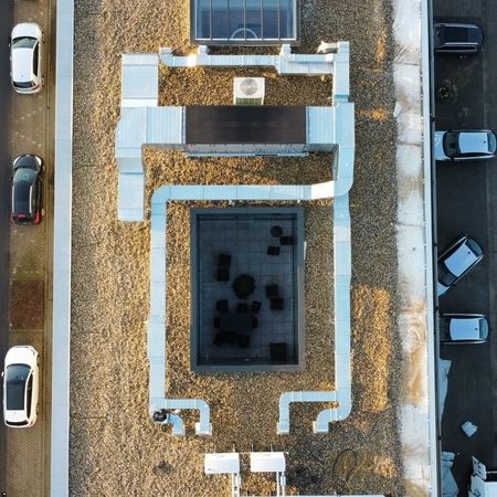 Installation einer Klima- und Lüftungsanlage in einem Bürogebäude