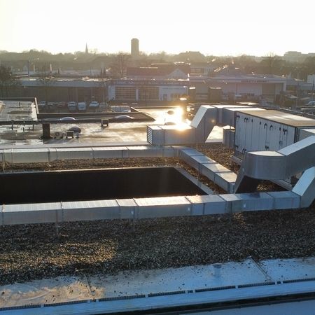 Installation einer Klima- und Lüftungsanlage in einem Bürogebäude