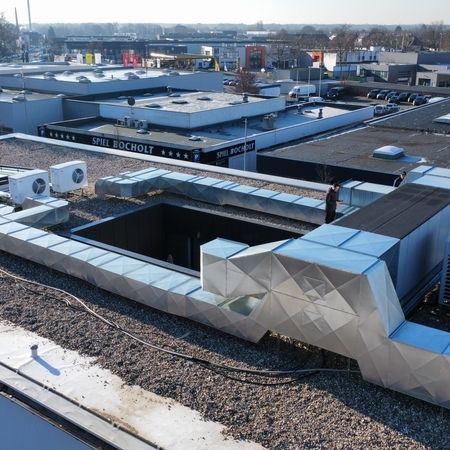 Installation einer Klima- und Lüftungsanlage in einem Bürogebäude