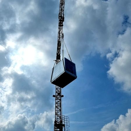 Frische Luft für Höchstleistungen!  In unserer neuesten Installation haben wir eine hochmoderne Lüftungsanlage in einer Sporthalle integriert. Diese sorgt nicht nur für frische Luft, sondern verbessert auch die Luftqualität erheblich, indem sie Schadstoffe und Allergene effektiv entfernt.