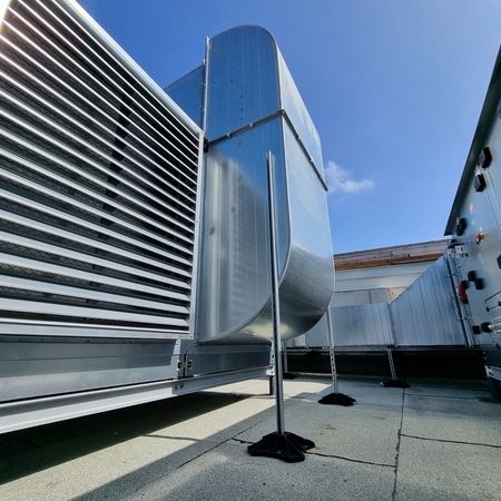 Frische Luft für Höchstleistungen!  In unserer neuesten Installation haben wir eine hochmoderne Lüftungsanlage in einer Sporthalle integriert. Diese sorgt nicht nur für frische Luft, sondern verbessert auch die Luftqualität erheblich, indem sie Schadstoffe und Allergene effektiv entfernt.