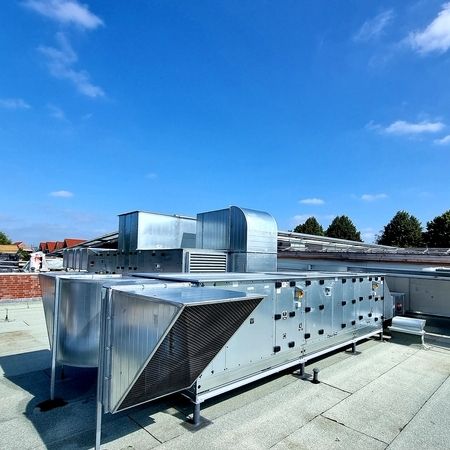 Frische Luft für Höchstleistungen!  In unserer neuesten Installation haben wir eine hochmoderne Lüftungsanlage in einer Sporthalle integriert. Diese sorgt nicht nur für frische Luft, sondern verbessert auch die Luftqualität erheblich, indem sie Schadstoffe und Allergene effektiv entfernt.