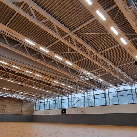 Frische Luft für Höchstleistungen!  In unserer neuesten Installation haben wir eine hochmoderne Lüftungsanlage in einer Sporthalle integriert. Diese sorgt nicht nur für frische Luft, sondern verbessert auch die Luftqualität erheblich, indem sie Schadstoffe und Allergene effektiv entfernt.