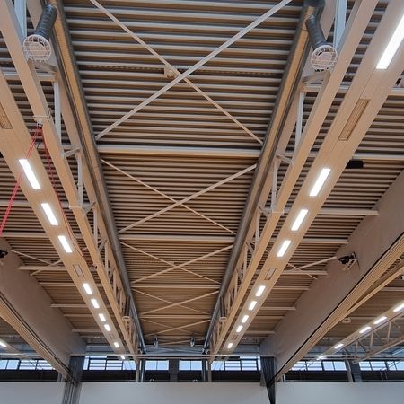 Frische Luft für Höchstleistungen!  In unserer neuesten Installation haben wir eine hochmoderne Lüftungsanlage in einer Sporthalle integriert. Diese sorgt nicht nur für frische Luft, sondern verbessert auch die Luftqualität erheblich, indem sie Schadstoffe und Allergene effektiv entfernt.