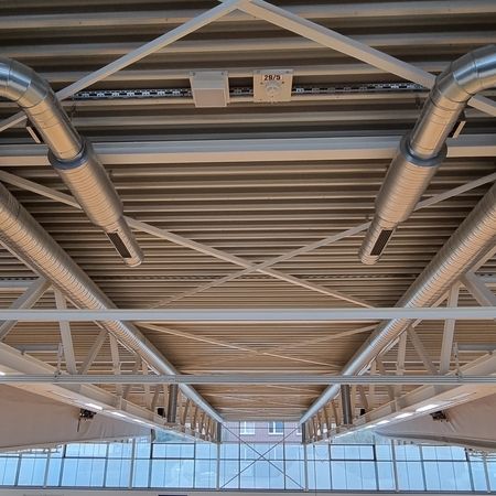 Frische Luft für Höchstleistungen!  In unserer neuesten Installation haben wir eine hochmoderne Lüftungsanlage in einer Sporthalle integriert. Diese sorgt nicht nur für frische Luft, sondern verbessert auch die Luftqualität erheblich, indem sie Schadstoffe und Allergene effektiv entfernt.