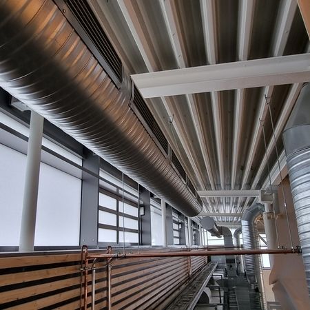 Frische Luft für Höchstleistungen!  In unserer neuesten Installation haben wir eine hochmoderne Lüftungsanlage in einer Sporthalle integriert. Diese sorgt nicht nur für frische Luft, sondern verbessert auch die Luftqualität erheblich, indem sie Schadstoffe und Allergene effektiv entfernt.