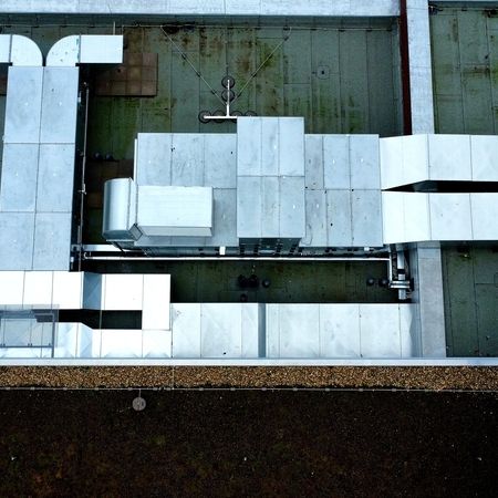 Frische Luft für Höchstleistungen!  In unserer neuesten Installation haben wir eine hochmoderne Lüftungsanlage in einer Sporthalle integriert. Diese sorgt nicht nur für frische Luft, sondern verbessert auch die Luftqualität erheblich, indem sie Schadstoffe und Allergene effektiv entfernt.