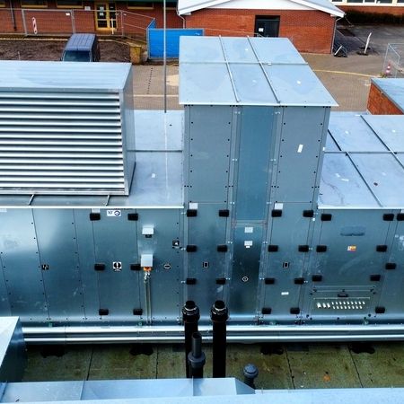 Frische Luft für Höchstleistungen!  In unserer neuesten Installation haben wir eine hochmoderne Lüftungsanlage in einer Sporthalle integriert. Diese sorgt nicht nur für frische Luft, sondern verbessert auch die Luftqualität erheblich, indem sie Schadstoffe und Allergene effektiv entfernt.