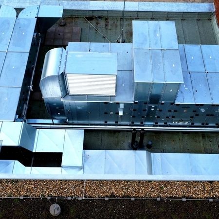 Frische Luft für Höchstleistungen!  In unserer neuesten Installation haben wir eine hochmoderne Lüftungsanlage in einer Sporthalle integriert. Diese sorgt nicht nur für frische Luft, sondern verbessert auch die Luftqualität erheblich, indem sie Schadstoffe und Allergene effektiv entfernt.