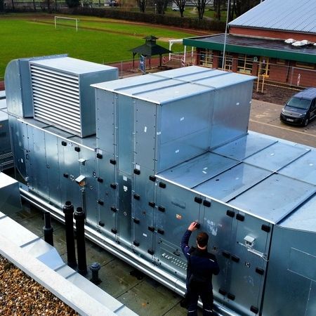 Frische Luft für Höchstleistungen!  In unserer neuesten Installation haben wir eine hochmoderne Lüftungsanlage in einer Sporthalle integriert. Diese sorgt nicht nur für frische Luft, sondern verbessert auch die Luftqualität erheblich, indem sie Schadstoffe und Allergene effektiv entfernt.