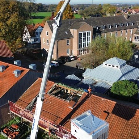 Frische Luft für Höchstleistungen!  In unserer neuesten Installation haben wir eine hochmoderne Lüftungsanlage in einer Sporthalle integriert. Diese sorgt nicht nur für frische Luft, sondern verbessert auch die Luftqualität erheblich, indem sie Schadstoffe und Allergene effektiv entfernt.