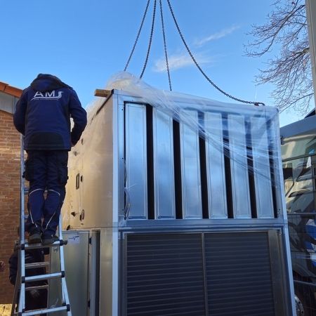 Frische Luft für Höchstleistungen!  In unserer neuesten Installation haben wir eine hochmoderne Lüftungsanlage in einer Sporthalle integriert. Diese sorgt nicht nur für frische Luft, sondern verbessert auch die Luftqualität erheblich, indem sie Schadstoffe und Allergene effektiv entfernt.