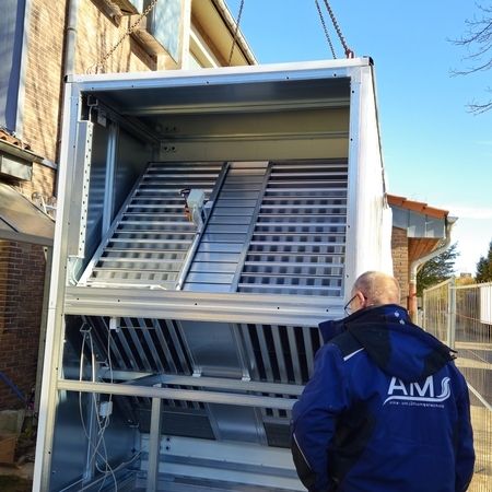 Frische Luft für Höchstleistungen!  In unserer neuesten Installation haben wir eine hochmoderne Lüftungsanlage in einer Sporthalle integriert. Diese sorgt nicht nur für frische Luft, sondern verbessert auch die Luftqualität erheblich, indem sie Schadstoffe und Allergene effektiv entfernt.