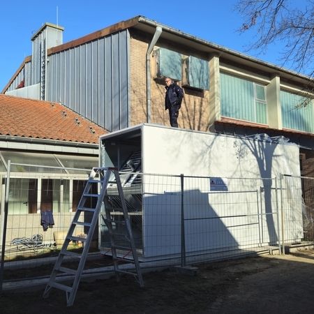 Frische Luft für Höchstleistungen!  In unserer neuesten Installation haben wir eine hochmoderne Lüftungsanlage in einer Sporthalle integriert. Diese sorgt nicht nur für frische Luft, sondern verbessert auch die Luftqualität erheblich, indem sie Schadstoffe und Allergene effektiv entfernt.