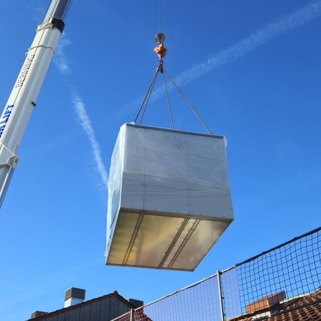 Frische Luft für Höchstleistungen!  In unserer neuesten Installation haben wir eine hochmoderne Lüftungsanlage in einer Sporthalle integriert. Diese sorgt nicht nur für frische Luft, sondern verbessert auch die Luftqualität erheblich, indem sie Schadstoffe und Allergene effektiv entfernt.