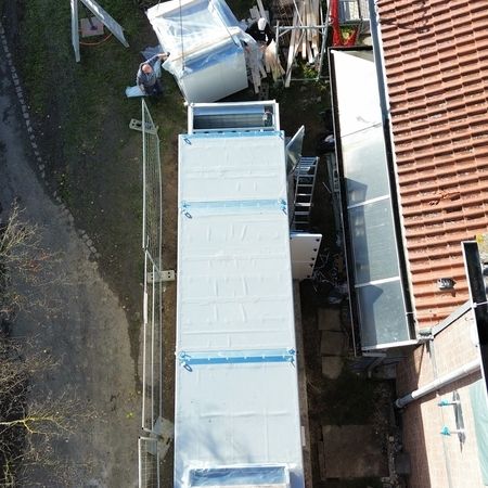 Frische Luft für Höchstleistungen!  In unserer neuesten Installation haben wir eine hochmoderne Lüftungsanlage in einer Sporthalle integriert. Diese sorgt nicht nur für frische Luft, sondern verbessert auch die Luftqualität erheblich, indem sie Schadstoffe und Allergene effektiv entfernt.