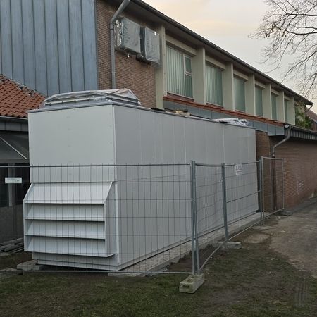 Frische Luft für Höchstleistungen!  In unserer neuesten Installation haben wir eine hochmoderne Lüftungsanlage in einer Sporthalle integriert. Diese sorgt nicht nur für frische Luft, sondern verbessert auch die Luftqualität erheblich, indem sie Schadstoffe und Allergene effektiv entfernt.