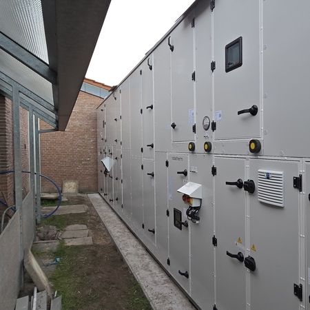 Frische Luft für Höchstleistungen!  In unserer neuesten Installation haben wir eine hochmoderne Lüftungsanlage in einer Sporthalle integriert. Diese sorgt nicht nur für frische Luft, sondern verbessert auch die Luftqualität erheblich, indem sie Schadstoffe und Allergene effektiv entfernt.