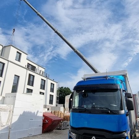 In der Seniorenresidenz wurde eine moderne Lüftungsanlage für die Küche installiert. Diese Anlage sorgt für eine optimale Luftqualität und trägt maßgeblich zum Wohlbefinden der Bewohner und des Personals bei. Durch die effiziente Belüftung werden Gerüche und Dämpfe zuverlässig abgeleitet, was zu einer angenehmen und hygienischen Umgebung beiträgt.