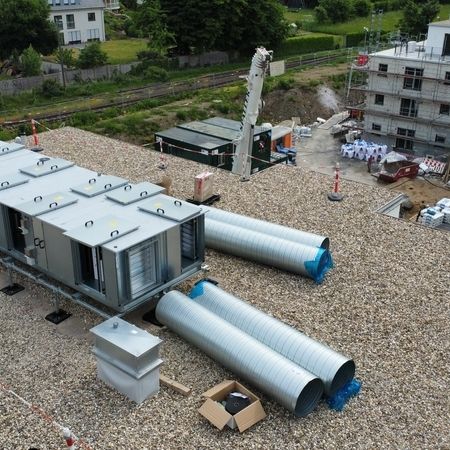 In der Seniorenresidenz wurde eine moderne Lüftungsanlage für die Küche installiert. Diese Anlage sorgt für eine optimale Luftqualität und trägt maßgeblich zum Wohlbefinden der Bewohner und des Personals bei. Durch die effiziente Belüftung werden Gerüche und Dämpfe zuverlässig abgeleitet, was zu einer angenehmen und hygienischen Umgebung beiträgt.