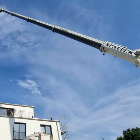 In der Seniorenresidenz wurde eine moderne Lüftungsanlage für die Küche installiert. Diese Anlage sorgt für eine optimale Luftqualität und trägt maßgeblich zum Wohlbefinden der Bewohner und des Personals bei. Durch die effiziente Belüftung werden Gerüche und Dämpfe zuverlässig abgeleitet, was zu einer angenehmen und hygienischen Umgebung beiträgt.