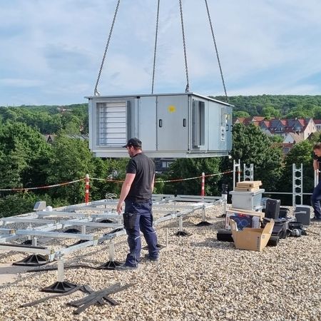 In der Seniorenresidenz wurde eine moderne Lüftungsanlage für die Küche installiert. Diese Anlage sorgt für eine optimale Luftqualität und trägt maßgeblich zum Wohlbefinden der Bewohner und des Personals bei. Durch die effiziente Belüftung werden Gerüche und Dämpfe zuverlässig abgeleitet, was zu einer angenehmen und hygienischen Umgebung beiträgt.