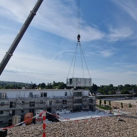 In der Seniorenresidenz wurde eine moderne Lüftungsanlage für die Küche installiert. Diese Anlage sorgt für eine optimale Luftqualität und trägt maßgeblich zum Wohlbefinden der Bewohner und des Personals bei. Durch die effiziente Belüftung werden Gerüche und Dämpfe zuverlässig abgeleitet, was zu einer angenehmen und hygienischen Umgebung beiträgt.