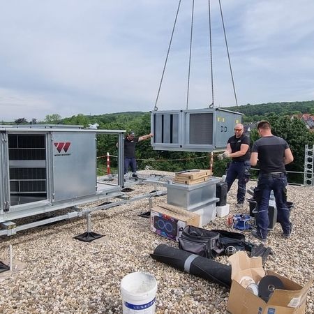 In der Seniorenresidenz wurde eine moderne Lüftungsanlage für die Küche installiert. Diese Anlage sorgt für eine optimale Luftqualität und trägt maßgeblich zum Wohlbefinden der Bewohner und des Personals bei. Durch die effiziente Belüftung werden Gerüche und Dämpfe zuverlässig abgeleitet, was zu einer angenehmen und hygienischen Umgebung beiträgt.