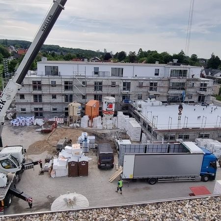 In der Seniorenresidenz wurde eine moderne Lüftungsanlage für die Küche installiert. Diese Anlage sorgt für eine optimale Luftqualität und trägt maßgeblich zum Wohlbefinden der Bewohner und des Personals bei. Durch die effiziente Belüftung werden Gerüche und Dämpfe zuverlässig abgeleitet, was zu einer angenehmen und hygienischen Umgebung beiträgt.