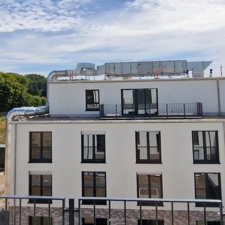 In der Seniorenresidenz wurde eine moderne Lüftungsanlage für die Küche installiert. Diese Anlage sorgt für eine optimale Luftqualität und trägt maßgeblich zum Wohlbefinden der Bewohner und des Personals bei. Durch die effiziente Belüftung werden Gerüche und Dämpfe zuverlässig abgeleitet, was zu einer angenehmen und hygienischen Umgebung beiträgt.