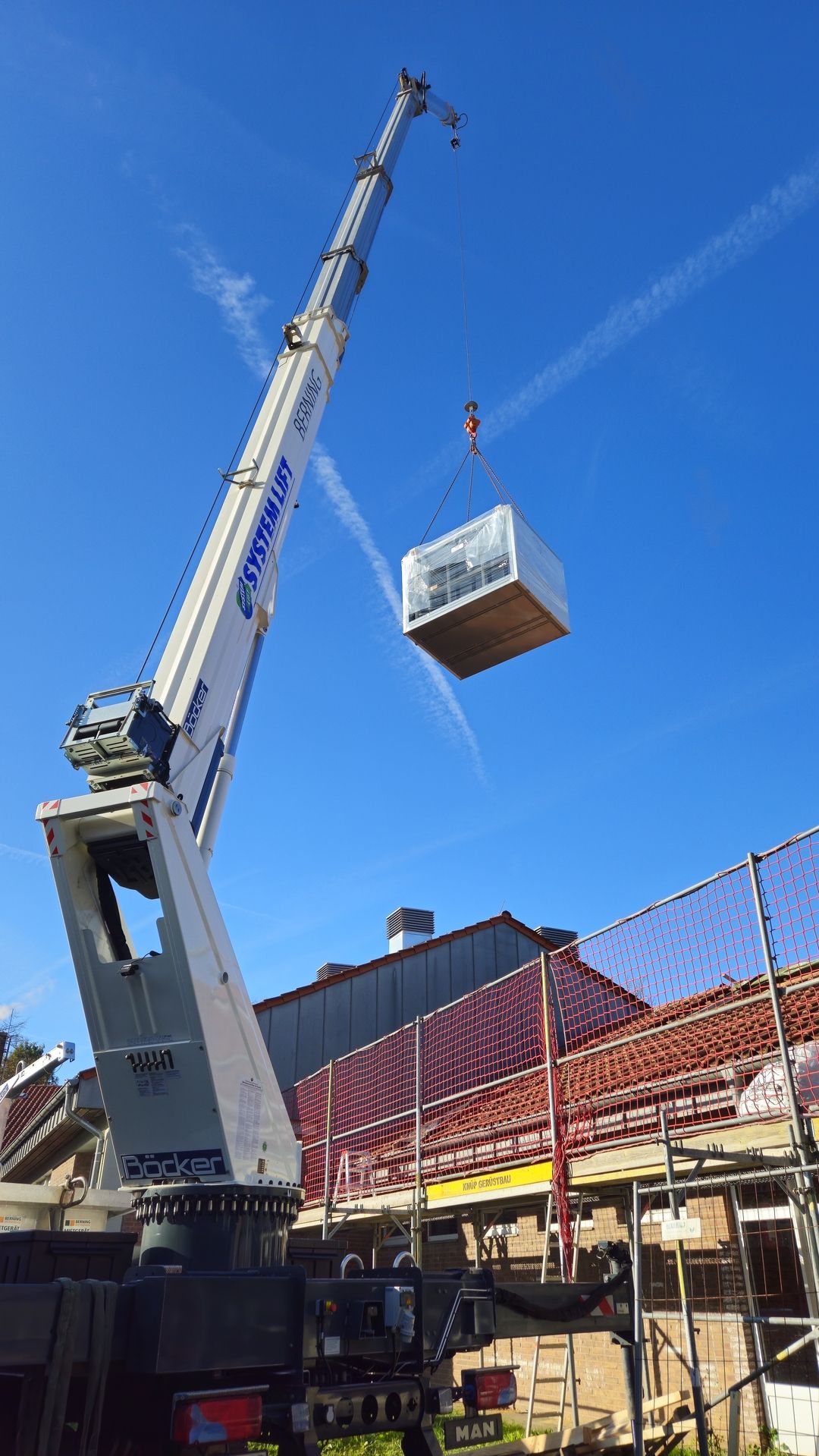 Frische Luft für Höchstleistungen!  In unserer neuesten Installation haben wir eine hochmoderne Lüftungsanlage in einer Sporthalle integriert. Diese sorgt nicht nur für frische Luft, sondern verbessert auch die Luftqualität erheblich, indem sie Schadstoffe und Allergene effektiv entfernt.