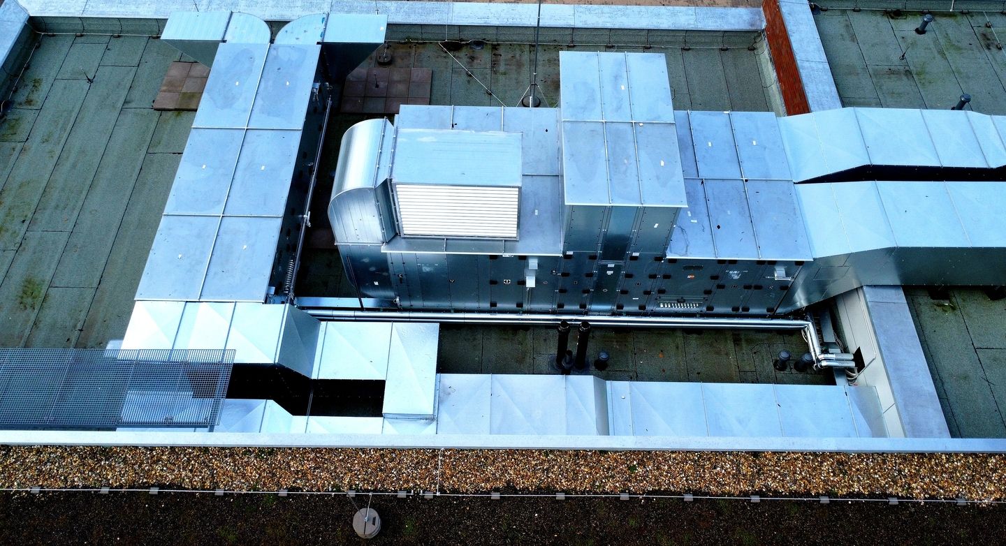 Frische Luft für Höchstleistungen!  In unserer neuesten Installation haben wir eine hochmoderne Lüftungsanlage in einer Sporthalle integriert. Diese sorgt nicht nur für frische Luft, sondern verbessert auch die Luftqualität erheblich, indem sie Schadstoffe und Allergene effektiv entfernt.