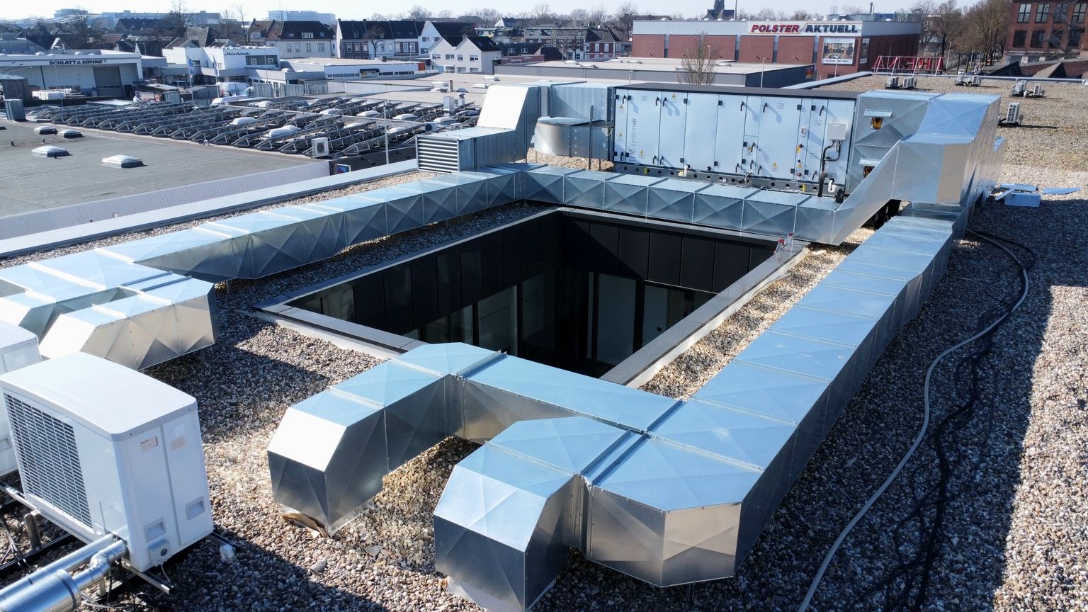 Installation einer Klima- und Lüftungsanlage in einem Bürogebäude   Wir haben eine hochmoderne Klima- und Lüftungsanlage in einem Bürogebäude installiert. Unser erfahrenes Team sorgte für eine effiziente, zuverlässige Lösung, die den Energieverbrauch minimiert und ein angenehmes Raumklima schafft.